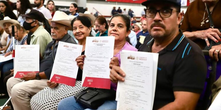 Entrega Rocha dos mil títulos de propiedad para varias comunidades de Badiraguato