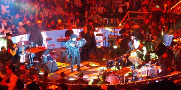 Especular la presentación de Alfredo Olivas en el palenque de la Feria Ganadera