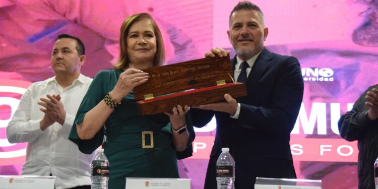 Recibe Sara Bruna Quiñónez la ESPADA RUDIS 2023 de la Universidad CEUNO