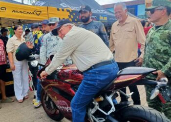 Acude el Gobernador Rocha Moya a desear suerte a participantes de la CAIN Road Race