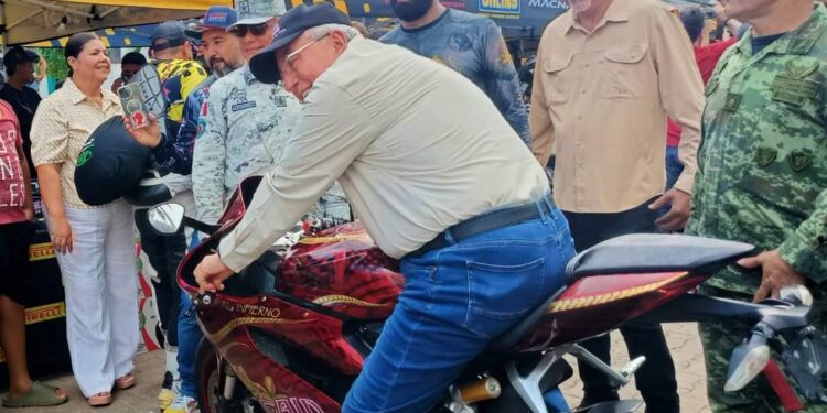 Acude el Gobernador Rocha Moya a desear suerte a participantes de la CAIN Road Race