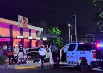 Dos militares y dos mujeres resultan lesionados en choque de patrulla y camioneta