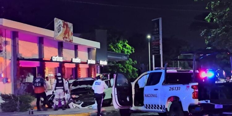 Dos militares y dos mujeres resultan lesionados en choque de patrulla y camioneta