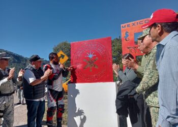 “Develan Placa Conmemorativa a los 200 años del Heroico Colegio Militar”