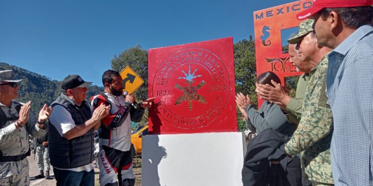 “Develan Placa Conmemorativa a los 200 años del Heroico Colegio Militar”