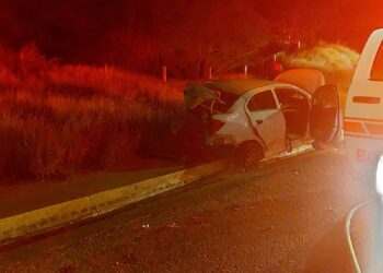 Choque de alcance deja dos heridos y un automóvil quemado