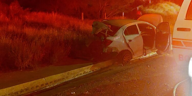 Choque de alcance deja dos heridos y un automóvil quemado