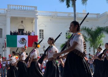 Asiste Rocha Moya al desfile cívico militar por el CXIII Aniversario de la Revolución Mexicana