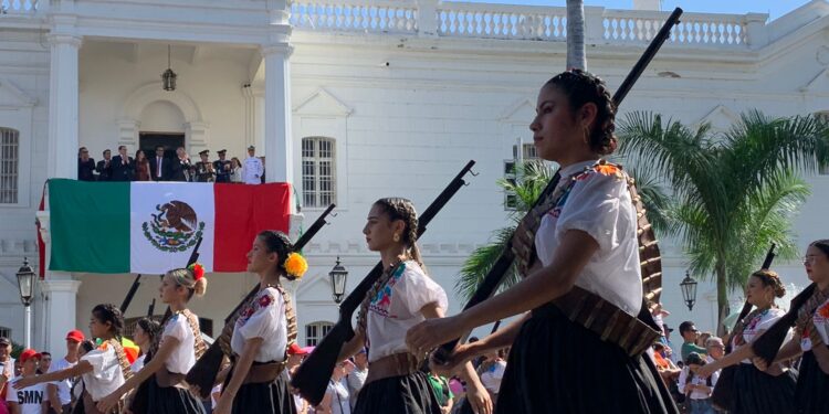 Asiste Rocha Moya al desfile cívico militar por el CXIII Aniversario de la Revolución Mexicana