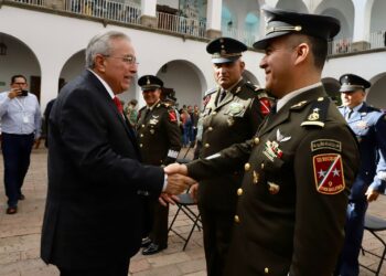 Rocha atestiguó la ceremonia de imposición de ascensos y promociones a personal militar