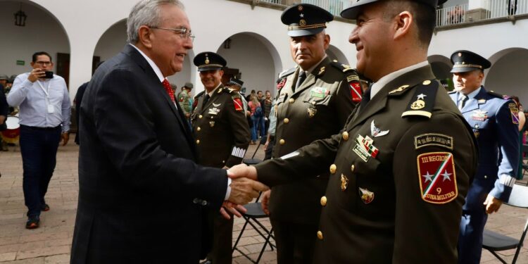 Rocha atestiguó la ceremonia de imposición de ascensos y promociones a personal militar