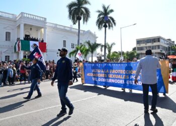 Contingente de 10 mil universitarios participa en el Desfile conmemorativo de la Revolución Mexicana para exigir respeto a la autonomía de la UAS