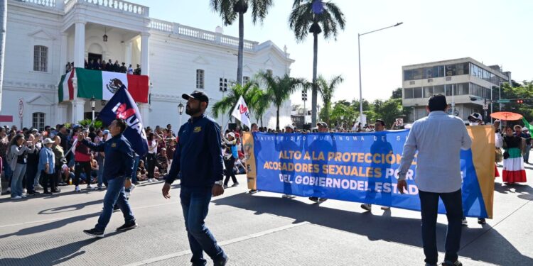 Contingente de 10 mil universitarios participa en el Desfile conmemorativo de la Revolución Mexicana para exigir respeto a la autonomía de la UAS