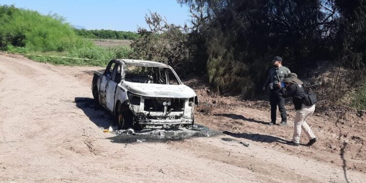 Localizan calcinada a una persona dentro de camioneta en Navolato