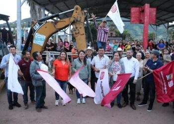 Alcalde de Badiraguato da banderazo de obras en la comunidad de Soyatita