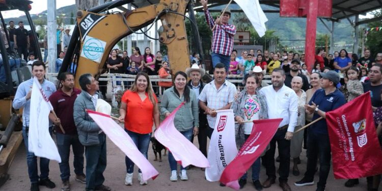 Alcalde de Badiraguato da banderazo de obras en la comunidad de Soyatita