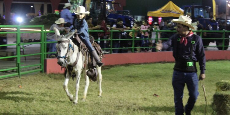 El show de Mulas que cautivó a todos en la Expo Ganadera Sinaloa 2023.