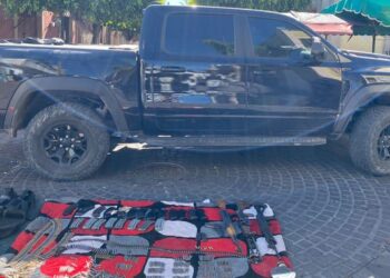 Narcos abandonan camioneta con armas largas, cargadores, cartuchos y una granada