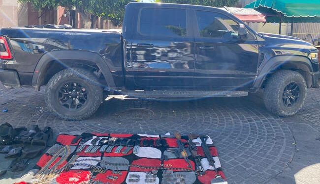 Narcos abandonan camioneta con armas largas, cargadores, cartuchos y una granada