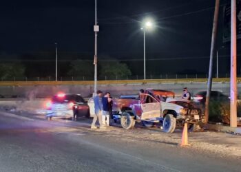 Camioneta se sale de la carretera, se vuelca y choca contra un poste; conductor esta grave
