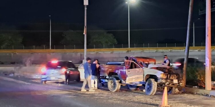 Camioneta se sale de la carretera, se vuelca y choca contra un poste; conductor esta grave