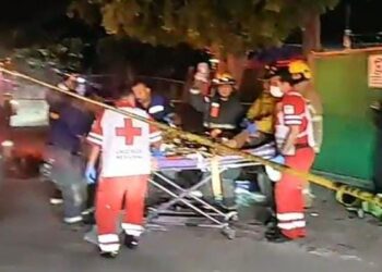 Muere motociclista tras chocar contra un árbol y quemarse sobre la calzada Aeropuerto