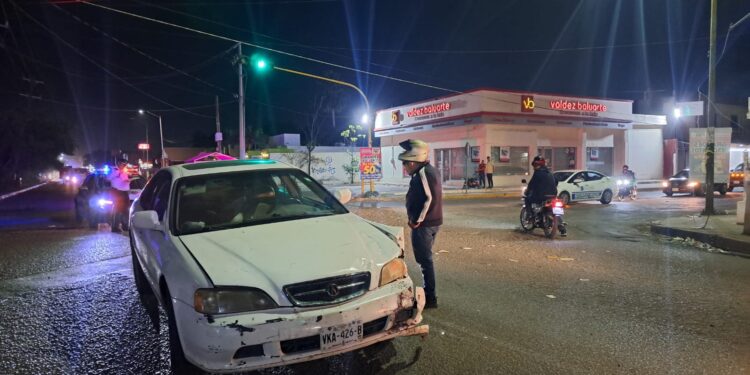 Pareja en motocicleta resulta con lesiones graves al ser atropellada por un automóvil