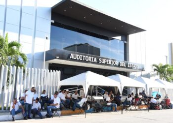 Universitarios arriban al Congreso del Estado para la protesta de este miércoles, en el marco del Segundo Informe del Gobernador