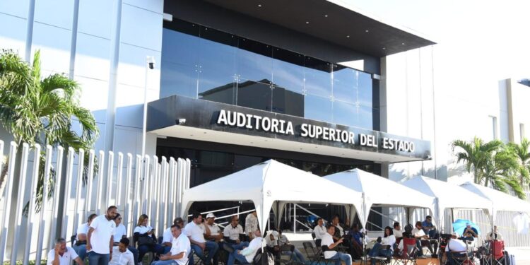 Universitarios arriban al Congreso del Estado para la protesta de este miércoles, en el marco del Segundo Informe del Gobernador