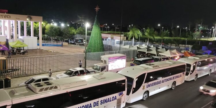 Los universitarios se mantienen firmes en su protesta en el Congreso, a pesar de haberse suspendido el Informe del Gobernador