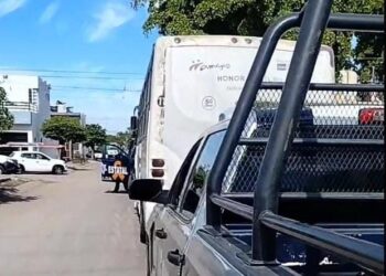 Los bajan de un camion urbano sujetos encapuchados de negro
