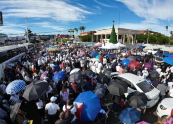 Más de 20 mil universitarios se mantuvieron firmes en protesta fuera del Congreso, exigiendo respeto a la autonomía y un alto a la persecución política