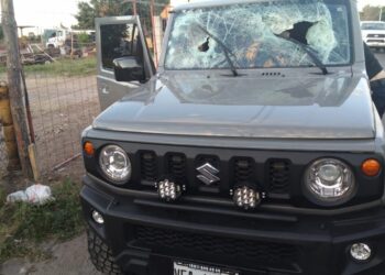 Pareja resulta lesionada en volcadura de unidad de lujo