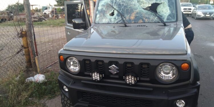 Pareja resulta lesionada en volcadura de unidad de lujo