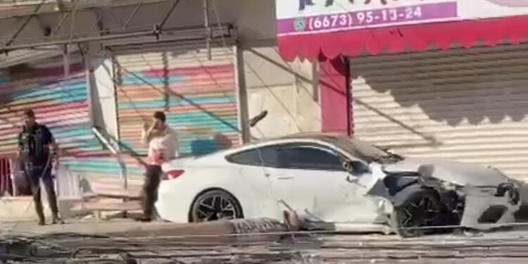 Automovilista choca contra un poste de la CFE dejando sin luz a gran parte del centro de Culiacán