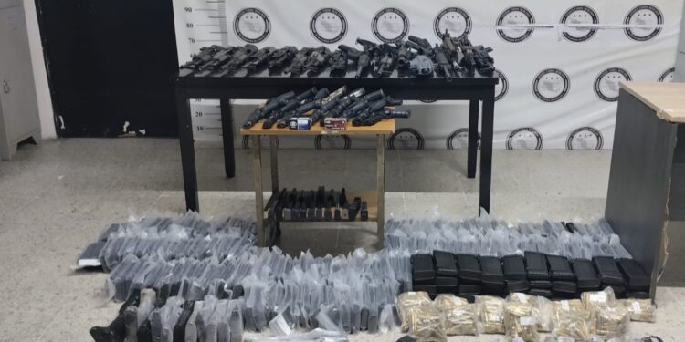 Capturan a una pareja con más de 30 armas de fuego en Esscuinapa
