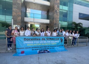 ¡Maestras protestan! Exigen sueldo de 16 mil pesos