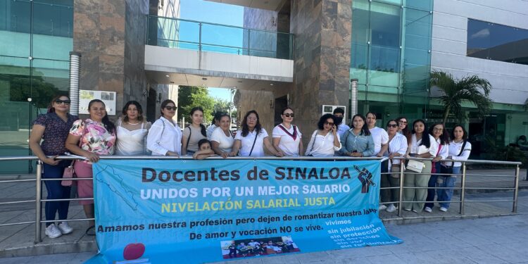 ¡Maestras protestan! Exigen sueldo de 16 mil pesos
