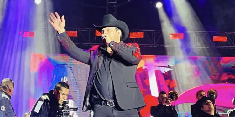 ¡Julión Álvarez hace vibrar a Badiraguato! Culminan los festejos del municipio serrano