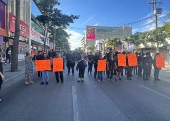 ¡Queremos nuestra pensión! Viudas de policías de Angostura marchan en Culiacán
