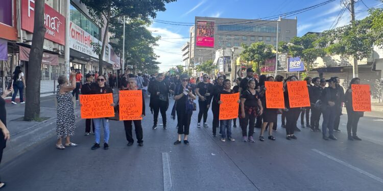 ¡Queremos nuestra pensión! Viudas de policías de Angostura marchan en Culiacán