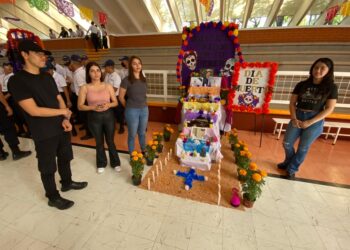 Unipol homenajea a los que ya no están; realizan tradicional concurso de altares