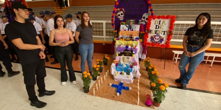 Unipol homenajea a los que ya no están; realizan tradicional concurso de altares