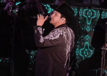 Julión Álvarez está de regreso y demuestra en el Palenque de Culiacán por qué es el rey de la taquilla