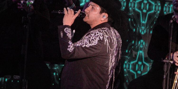 Julión Álvarez está de regreso y demuestra en el Palenque de Culiacán por qué es el rey de la taquilla