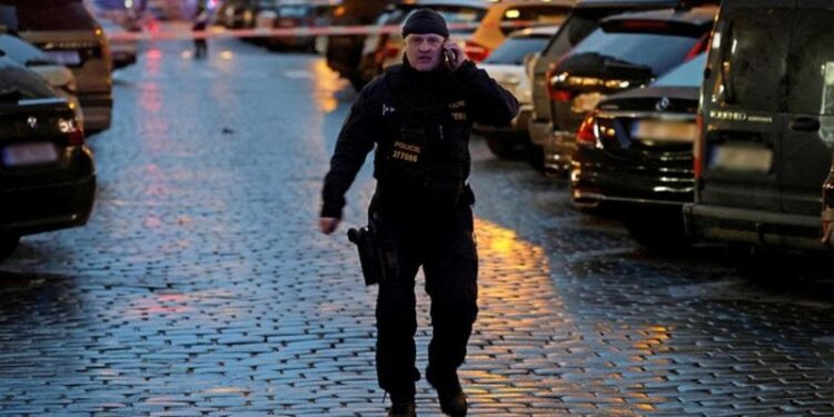 Catorce muertos y decenas de heridos deja un tiroteo en una universidad en Praga