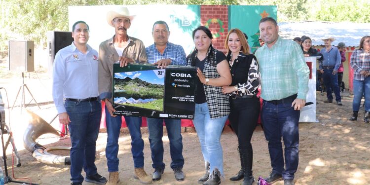 ¡Les llegó la Navidad! Alcalde de Badiraguato festeja con familias de Otatillos y Ciénega de los Lara