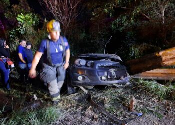 Mujer resulta lesionada al salirse automóvil de la autopista y chocar contra el barandal de protección