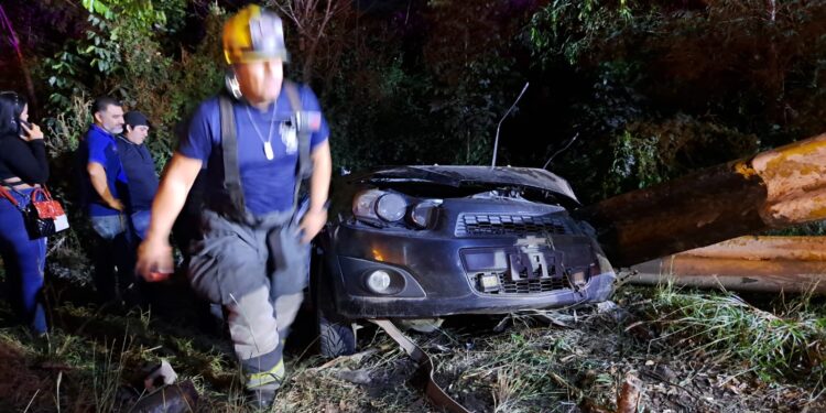 Mujer resulta lesionada al salirse automóvil de la autopista y chocar contra el barandal de protección