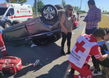 Choque y volcadura provoca el fallecimiento de una mujer y su mascota